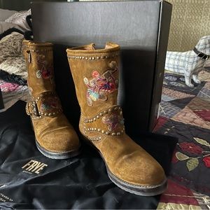 Frye Flower Engineer Suede (75700) boot in wheat size 7.5